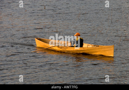 Lone canoeist sul lago in Finlandia Foto Stock