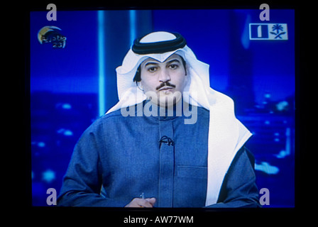 Schermo TV colpo di un saudita newscaster indossando un tradizionale Keffiyeh copricapo broadcasting live su 'Saudi TV', Arabia Saudita Foto Stock