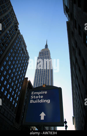 L'Empire State Building con segnaletica da 34th Street a New York City, Stati Uniti d'America. Foto Stock