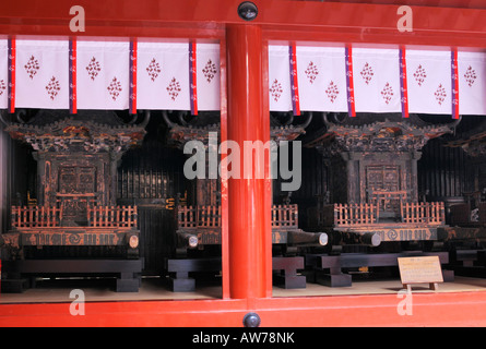 Santuari portatili (mikoshi) visualizzato al Tsurugaoka Hachimangu Santuario a Kamakura JP Foto Stock