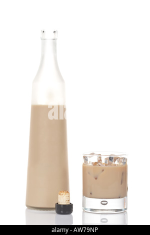 Una crema di whiskey bottiglia e bicchiere con cubetti di ghiaccio si riflette su sfondo bianco Foto Stock