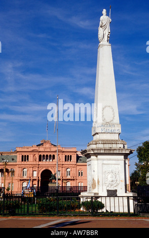 Piramide de Mayo e la Casa Rosada.Plaza de Mayo, Buenos Aires Argentina Foto Stock