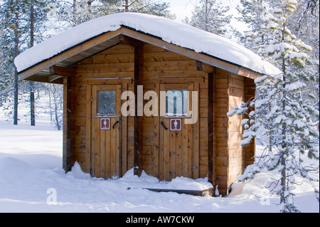 Un blocco servizi igienici nel bosco in Urho Kehkkosen Parco Nazionale vicino a Saariselka il nord della Finlandia Foto Stock