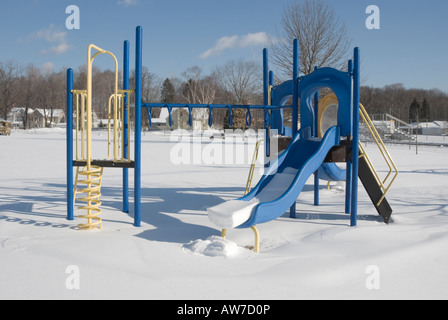 Parco giochi nella neve invernale in una giornata di sole senza bambini, una scuola elementare in Pennsylvania, PA, Stati Uniti d'America, America. Foto Stock