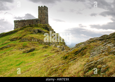 Cieli grigi oltre la chiesa di St Michael sul Brent Tor nel Parco Nazionale di Dartmoor Devon Foto Stock