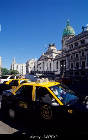 Taxi di fronte al Palazzo dei Congressi di Buenos Aires Argentina Foto Stock