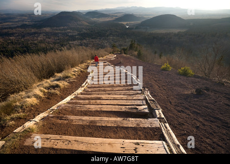 Un escursionista Lady andando giù il 'Puy de la Vache' (Puy de Dôme - Francia). Randonneuse discendente le Puy de la Vache (Puy-de-Dôme). Foto Stock