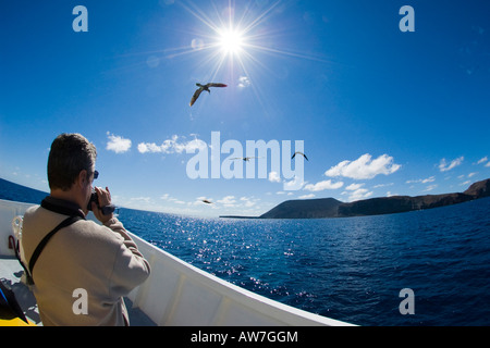 Fotografo a prua della Solmar V avvicinando San Benedicto Archipielago Revillagigedo Messico Foto Stock
