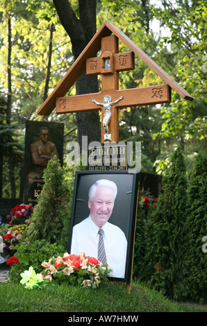 Tomba del primo Presidente russo Boris Eltsin presso il cimitero di Novodevichy a Mosca, Russia Foto Stock