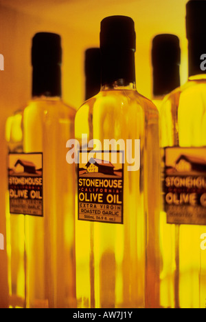 Bottiglie di California olio d'oliva hanno un bagliore di ambra in un negozio di display. Foto Stock