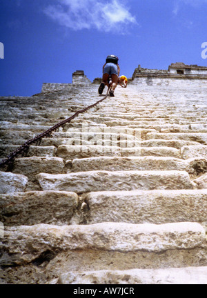 "Ascendere al cielo' salite ripide con catena di ferro alla sommità del Maya piramide di pietra Uxmal Yucatan Messico centrale America latina Foto Stock