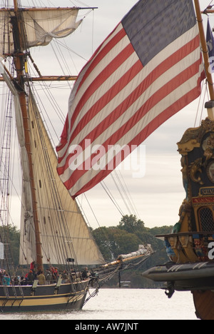 Stati Uniti d'America Chestertown, MD Tall navi navigano sul fiume Chester durante il weekend Downrigging per lo Schooner Sultana Foto Stock