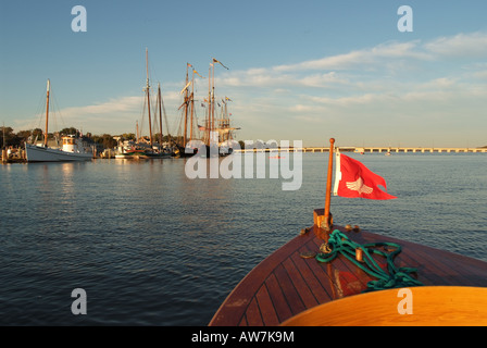 Stati Uniti d'America Chestertown una piccola barca di legno si avvicina alla Tall navi in porto per il weekend downrigging per lo Schooner Sultana Foto Stock