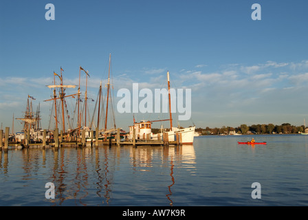 Stati Uniti d'America Chestertown Tall navi in porto per il weekend downrigging per lo Schooner Sultana Foto Stock