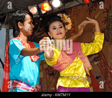 Tailandese tradizionale danza esecutori durante una cultura festival Tailandese di Melbourne, in Australia nel 2007. Foto Stock