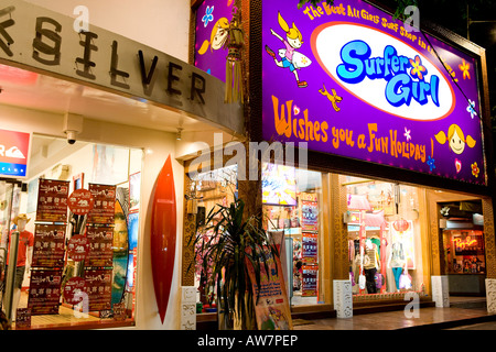 Surfer Girl Shop notturne nel centro di Kuta Bali Indonesia Foto Stock