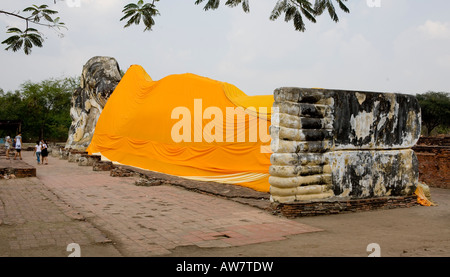 Gigante Buddha reclinato con Safron Robe antica città di Ayuthaya Thailandia del sud-est asiatico Foto Stock