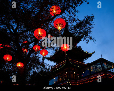 Le lanterne cinesi e una pagoda a Giardini di Tivoli a Copenhagen, in Danimarca. Foto Stock