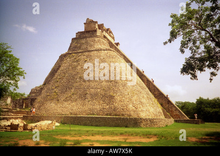 "Ascendere al cielo 2' persone scalata alla cima della grande ripida Maya piramide di pietra Uxmal Yucatan Messico centrale America latina Foto Stock