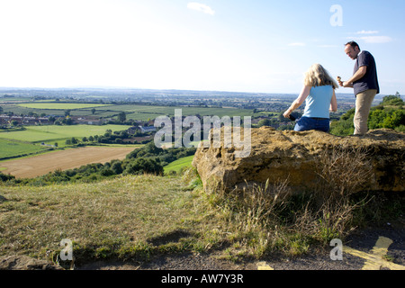 Coppia di mezza età godendo la vista dalla collina di prosciutto, Somerset, Inghilterra Foto Stock