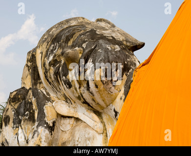 Gigante Buddha reclinato con Safron Robe antica città di Ayuthaya Thailandia del sud-est asiatico Foto Stock