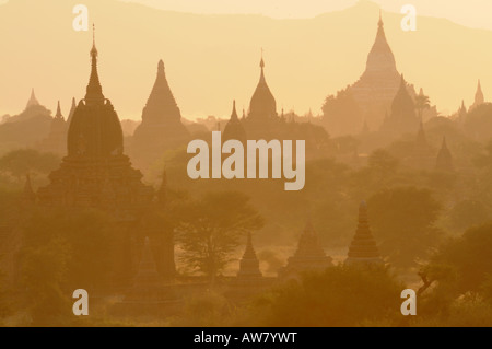 Sagome di templi e pagode della vecchia città distrutta all alba di Bagan Myanmar Asia Foto Stock