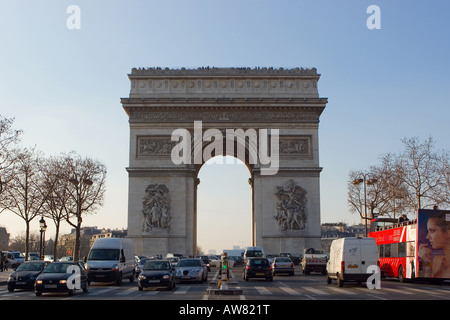 Vista del Arc de Triomphe a Parigi prese dalla centrale di prenotazione degli Champs Elysees Foto Stock