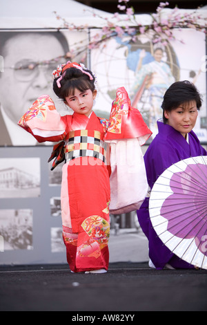 Cherry Blossom Festival di Little Tokyo Los Angeles CA bambina in kimono eseguendo una tradizionale danza giapponese Foto Stock