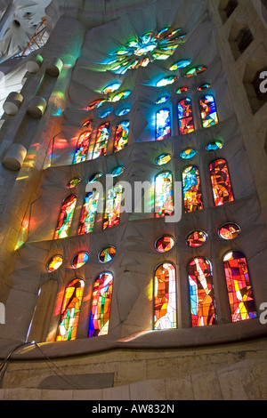 Particolare finestra in vetro colorato nel Gaudi progettato in Sagrada Familia Barcellona Spagna Europa Foto Stock