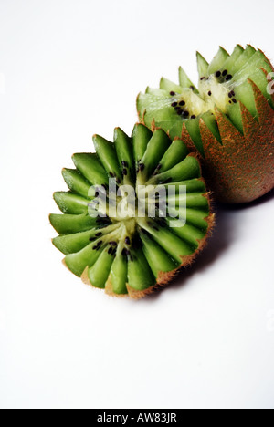 Kiwi tagliato a metà | halbierte Kiwifrucht Foto Stock