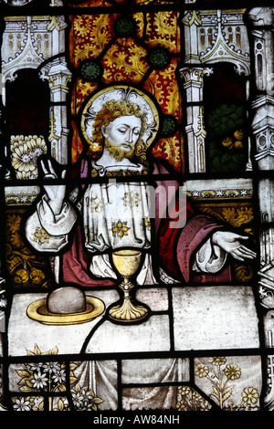 Vetrata di Clayton & Bell raffigurante Gesù Cristo all'ultima cena, Uffington Church vicino Stamford, Lincolnshire, Inghilterra Foto Stock