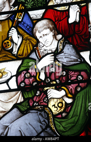 Vetrate di Clayton e Bell raffiguranti Judas iscariot all'ultima cena; St Michaels & All Angels Church Uffington Stamford Lincolnshire Foto Stock
