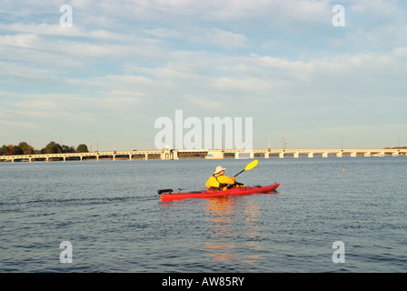 Stati Uniti d'America Chestertown, MD un uomo kayak sul fiume Chester Foto Stock