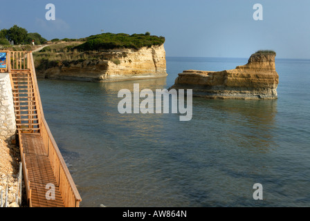 Una scalinata che conduce al Canal d' Amour beach, Sidari (costa Nord). L'isola di Corfù, Grecia Foto Stock