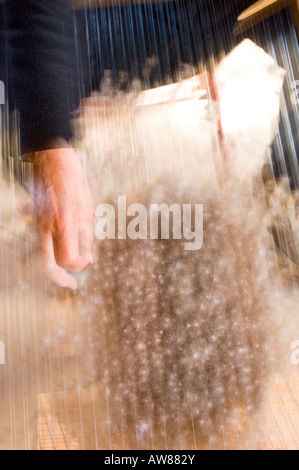 Donna che lavorano il piumino Foto Stock