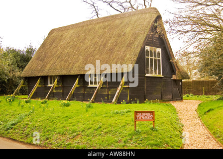 Il legno e paglia chiesa di Santa Maria Vergine e San Nicola al Sandy Lane Wilts Inghilterra UK UE Foto Stock