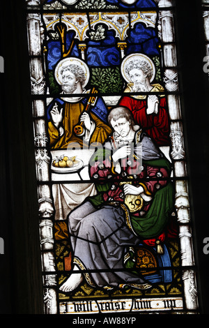 Le vetrate colorate raffiguranti gli Apostoli Giuda compreso Iscariat durante l'Ultima Cena Foto Stock