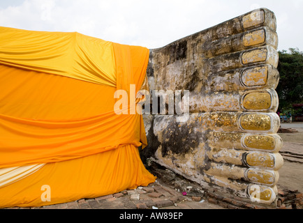 Giant i piedi e le dita dei piedi del Buddha reclinato con Safron Robe antica città di Ayuthaya Thailandia del sud-est asiatico Foto Stock