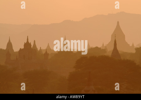 Sagome di templi e pagode della vecchia città distrutta all alba di Bagan Myanmar Asia Foto Stock