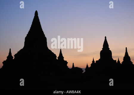 Sagome di templi e pagode della vecchia città distrutta all alba di Bagan Myanmar Asia Foto Stock