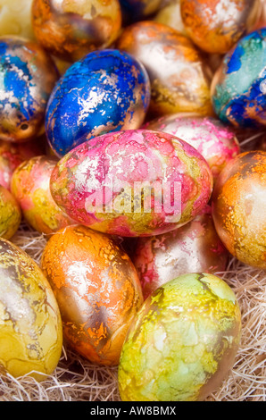Dorare le uova di pasqua dipinte a mano le uova di oca Foto Stock