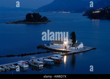 Vlacherna Monastery e Pontikonissi isolotto di sera visto da di Kanoni, isola di Corfù, Grecia Foto Stock