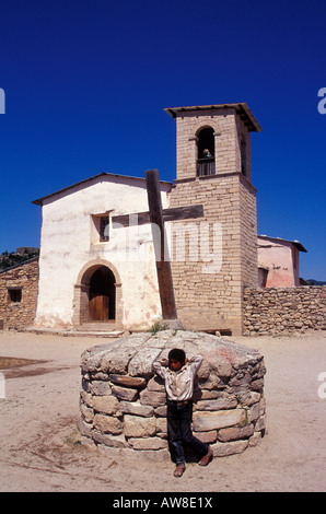 Tarahumara boy in piedi nella parte anteriore del Cusarare Missione nel villaggio di Tarahumara di Cusarare vicino cantra, rame Canyon, Chihua Foto Stock