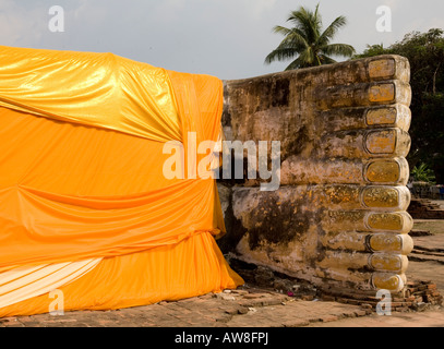 Gigante Buddha reclinato con Safron Robe antica città di Ayuthaya Thailandia del sud-est asiatico Foto Stock