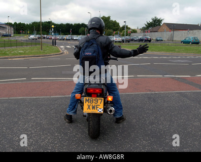 Un motociclista la segnalazione di svolta a destra Foto Stock