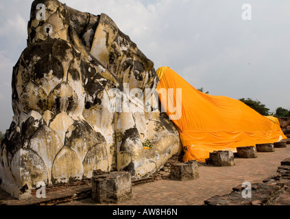 Gigante Buddha reclinato con Safron Robe antica città di Ayuthaya Thailandia del sud-est asiatico Foto Stock