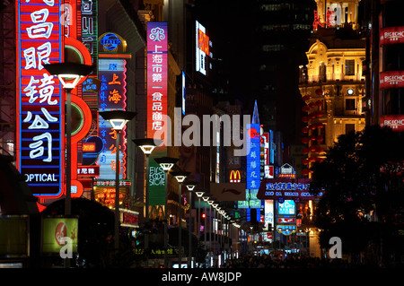 Neon segni di shopping su Nanjing Road a Shanghai nella Repubblica popolare cinese Repubblica popolare cinese rd consumismo capitalismo di acquisto dei consumatori Foto Stock