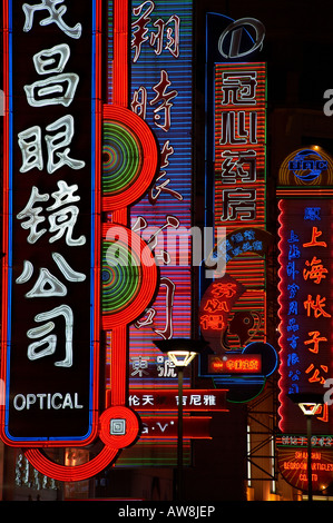 Neon segni di shopping su Nanjing Road a Shanghai nella Repubblica popolare cinese Repubblica popolare cinese rd consumismo capitalismo di acquisto dei consumatori Foto Stock