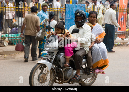 Tutta la famiglia può viaggiare su una singola ciclomotore in Bangalore s la congestione del traffico Foto Stock