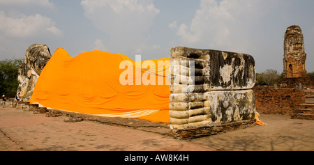 Gigante Buddha reclinato con Safron Robe antica città di Ayuthaya Thailandia del sud-est asiatico Foto Stock